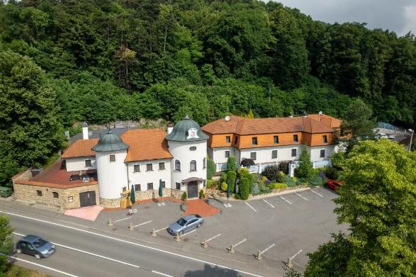 Hotel Zámeček pod Hradem